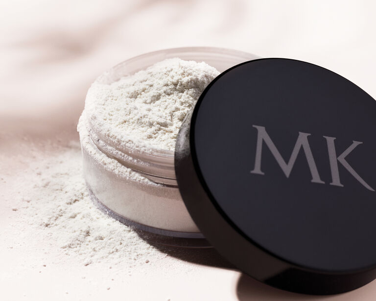 Eine ge&ouml;ffnete Dose mit losem, transparentem Setting Powder von Mary Kay (das vor dem Auftragen wei&szlig; aussieht)