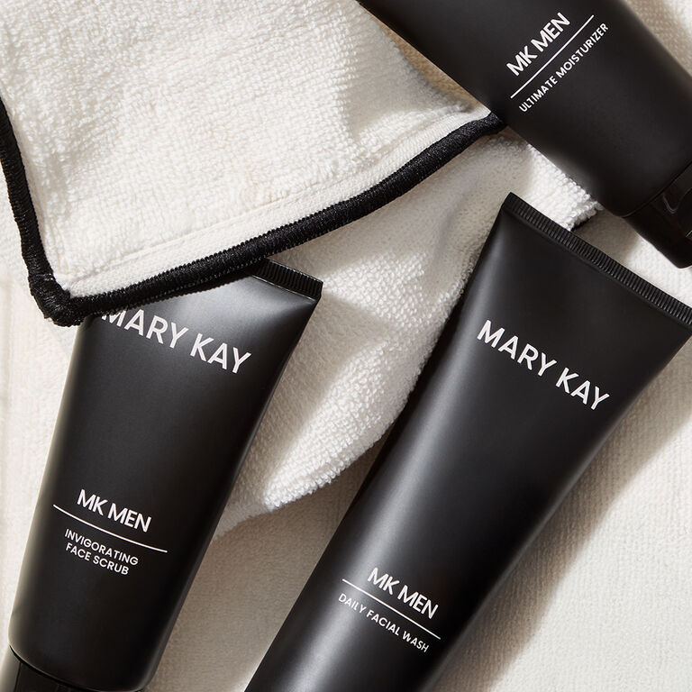 Drei Produkte (schwarze Tuben) aus der Mary Kay MK Men Gesichtspflegeserie: Ultimate Moisturizer, Invigorating Face Scrub und Daily Facial Wash