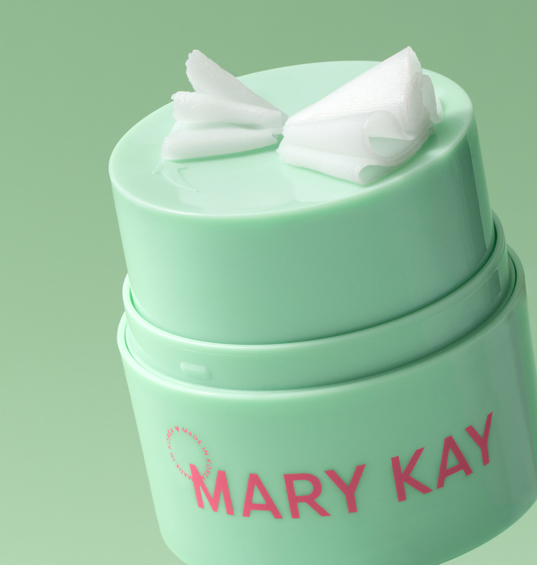 Gr&uuml;ner Tiegel des Mary Kay&reg; Melt-In Cleansing Balm mit flie&szlig;ender Balm-Textur