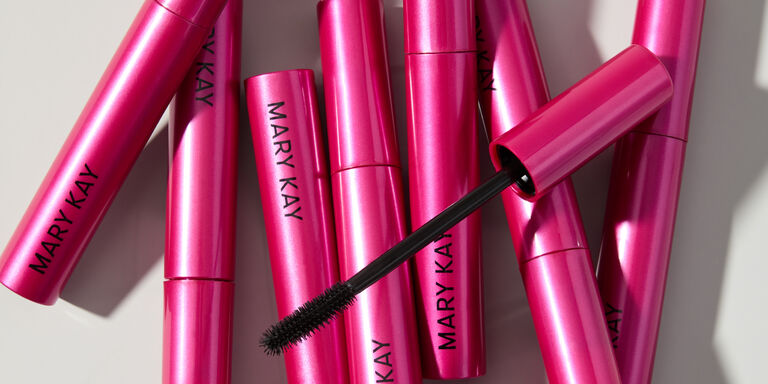 Einige pinke Tuben der Mary Kay Lash Love Fanorama Define + Lift Mascara