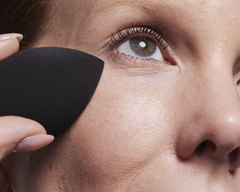 Nahaufnahme des Mary Kay&reg; Complexion Sponge mit Pr&auml;zisionsspitze bei der Anwendung unter dem Auge