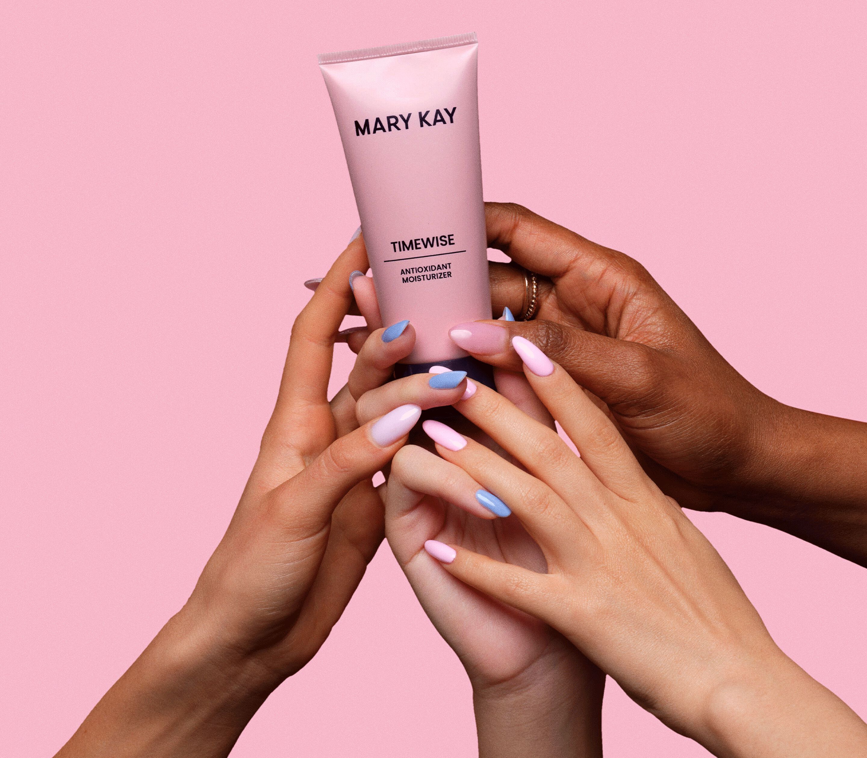 Einige H&auml;nde halten eine Tube Mary Kay TimeWise Moisturizer
