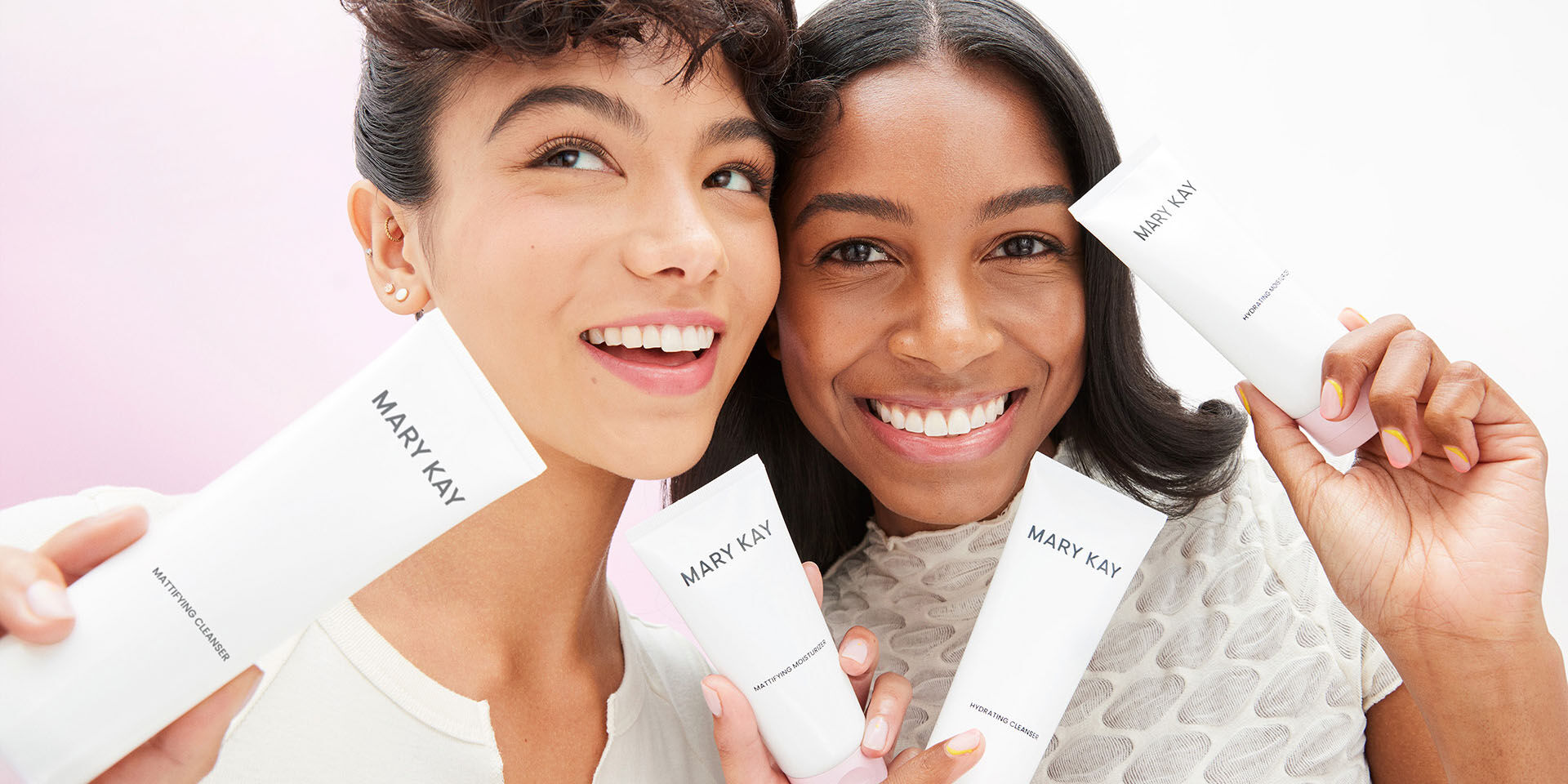 Zwei lachende Frauen, die Mary Kay Skincare Produkte in den H&auml;nden halten.