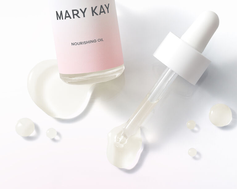 Ein Fl&auml;schchen des Mary Kay Nourishing Oil (Gesichts&ouml;l f&uuml;r glowy, gepflegte Haut) ist aufgeschraubt. 