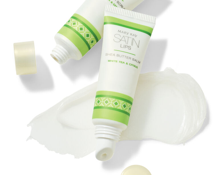Die zwei Produkte aus dem Mary Kay Satin Lips Set, die beim Glass Lips Trend f&uuml;r die Pflege der Lippen sorgen: Shea Scrub und Shea Balm