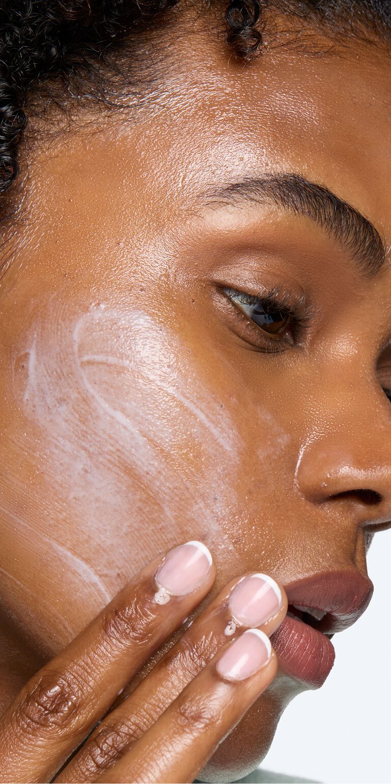 Nahaufnahme einer Frau w&auml;hrend der Anwendung des Mary Kay&reg; Melt-In Cleansing Balm