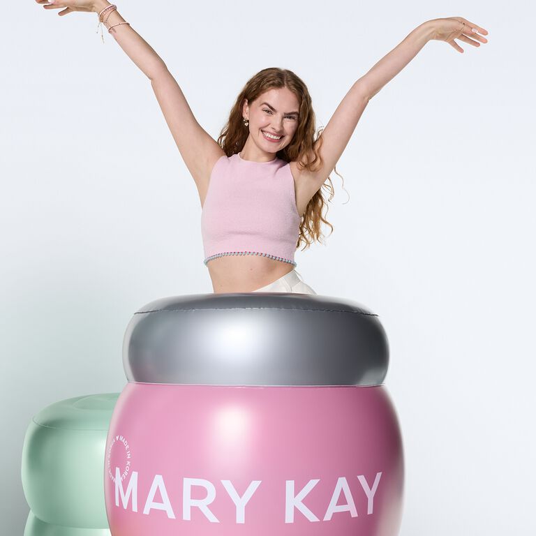 Eine Frau hinter einem &uuml;bergro&szlig;en Tiegel des Mary Kay&reg; Collagen Moisturizing Gel