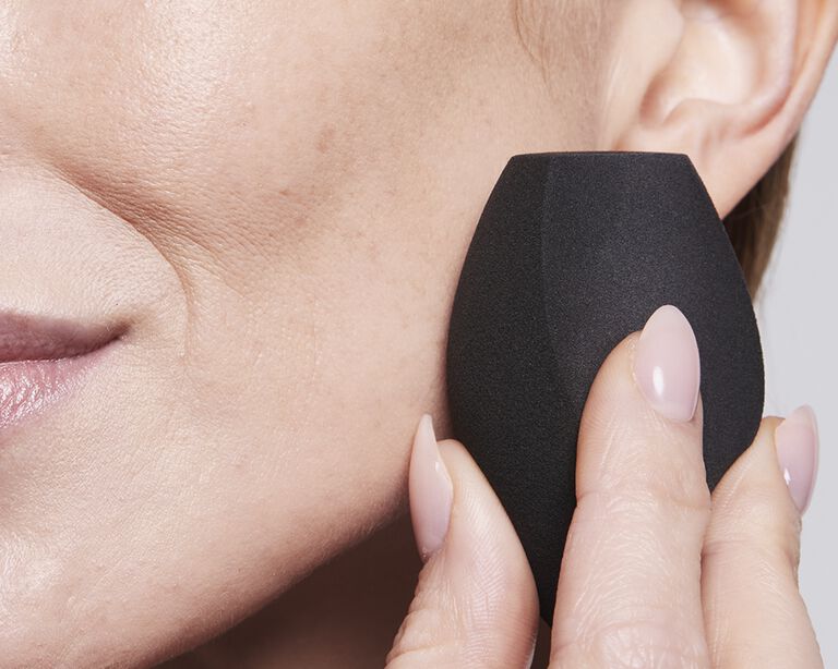 Nahaufnahme des Mary Kay&reg; Complexion Sponge mit abgerundeter Seite beim Verblenden von Foundation