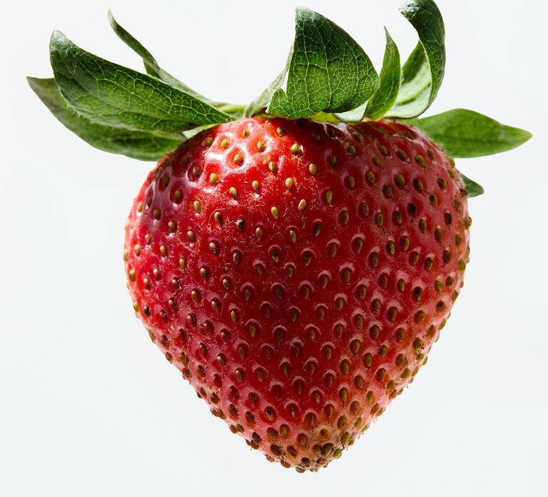 Eine rote Erdbeere, die sinnbildlich f&uuml;r den Strawberry Make-up Trend steht