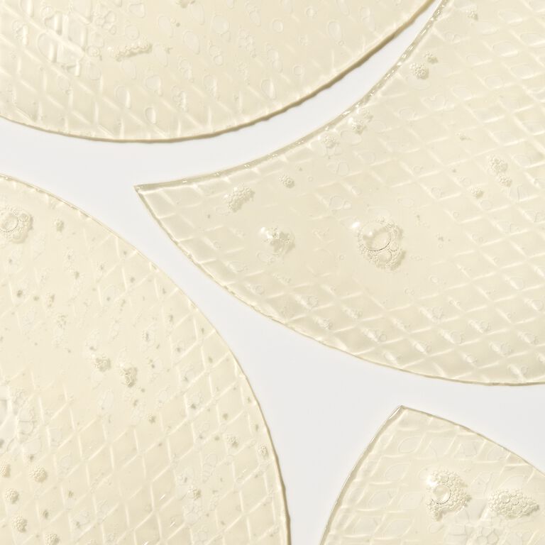 Gelbe Mary Kay&reg; Snail Gel Face Patches auf wei&szlig;em Hintergrund