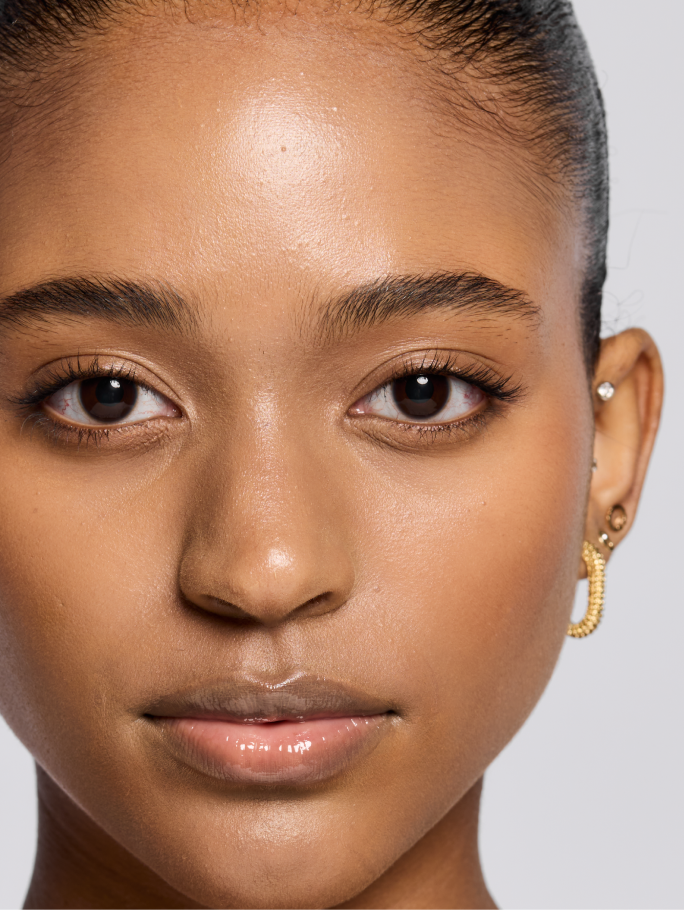 Person mit tieferem Hautton nach dem Auftragen der TimeWise&reg; 3D Foundation.