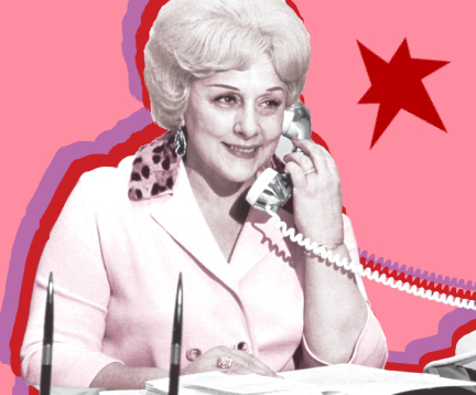 Mary Kay Ash, die Firmengr&uuml;nderin des Direktvertriebsunternehmens Mary Kay, ist auf einem alten Foto an einem Schreibtisch beim Telefonieren zu sehen - neben ihr Sterne in Rot und Violett