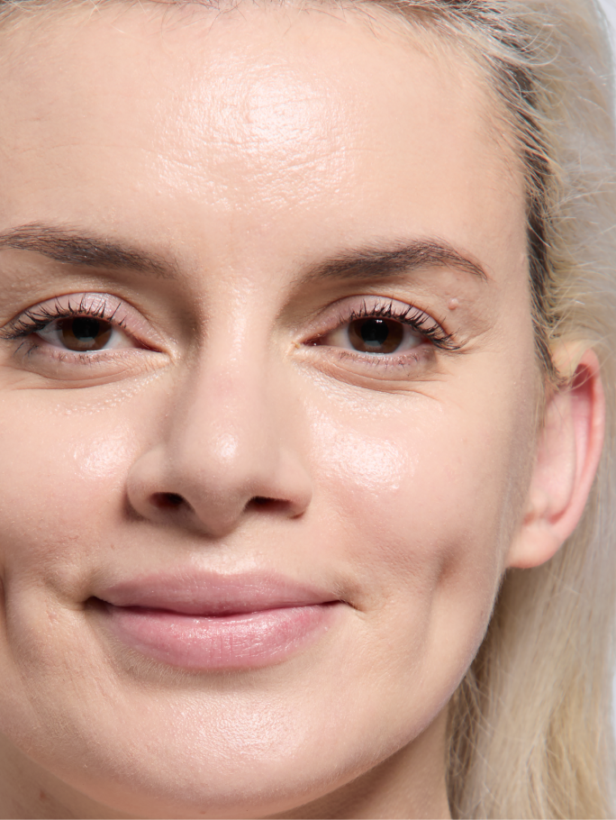 Person mit hellerem Hautton nach dem Auftragen der TimeWise&reg; 3D Foundation.