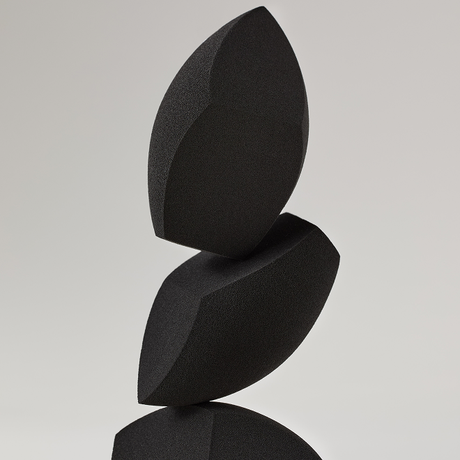 Drei schwarze Mary Kay Complexion Sponges &uuml;bereinander angeordnet.