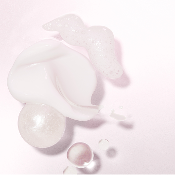 Kleckse und Tropfen von Gesichscreme, Cleanser, Peeling und Gesichtswasser aus der Mary Kay Skin Care Pflegeserie f&uuml;r junge Haut (trockene Haut)