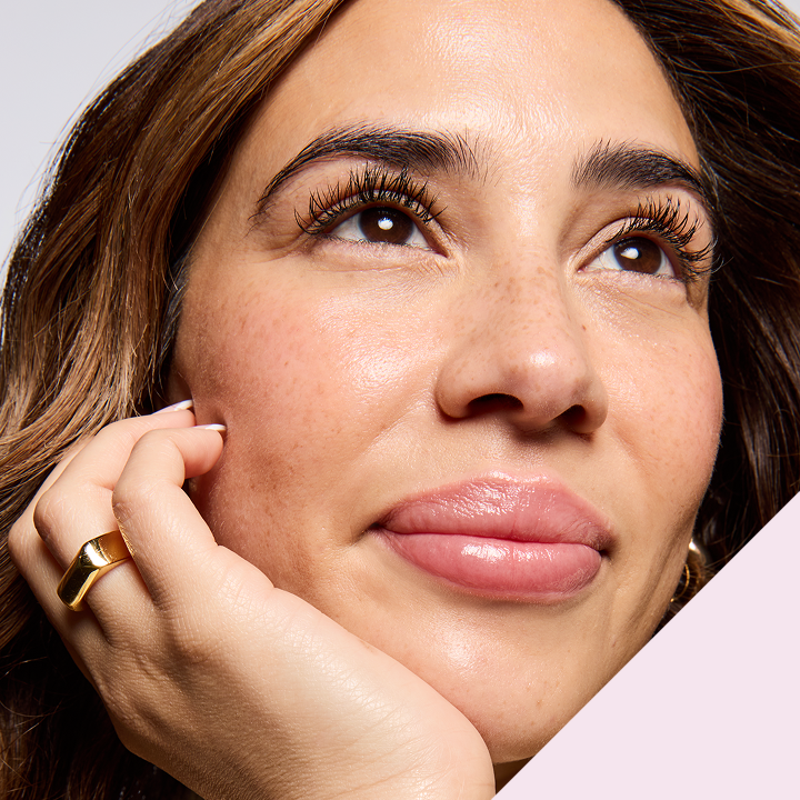 Nach der Anwendung der Mary Kay Hydrating Cream Mask hat diese Frau einen tollen Glow im Gesicht