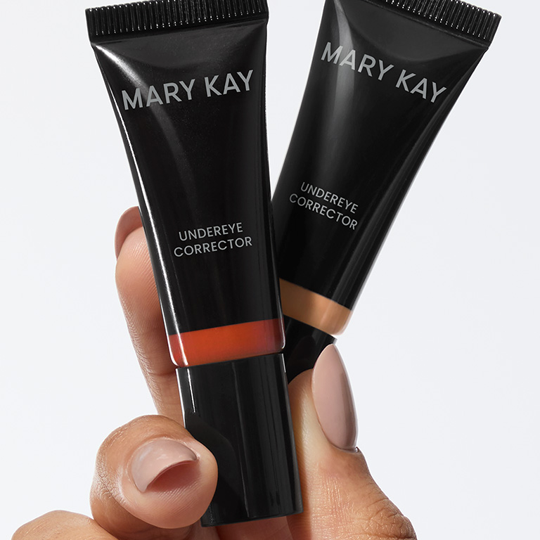 Eine Hand h&auml;lt beide Nuancen des Mary Kay Undereye Correctors.