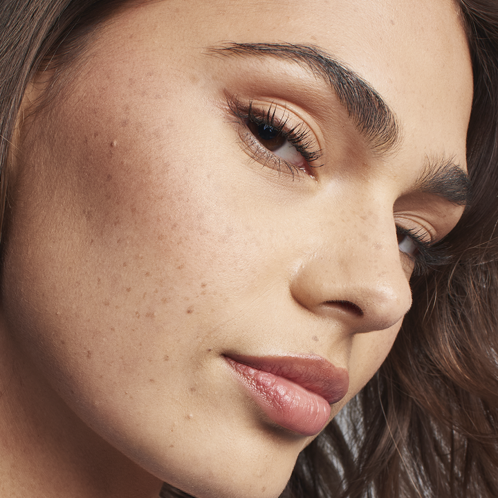 Eine Frau mit mittlerem Teint blickt selbstbewusst in die Kamera und tr&auml;gt TimeWise&reg; Matte 3D Foundation.