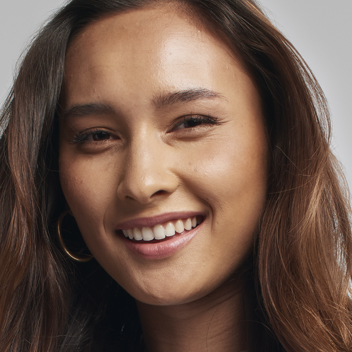 Eine Frau mit mittlerem Hautton blickt in die Kamera und tr&auml;gt die TimeWise&reg; Luminous 3D Foundation.