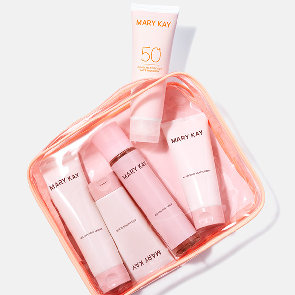 Mary Kay Hautpflegeprodukte (Gesichtsreiniger, Gesichtscreme, Toner und Peeling sowie Sonnenschutz) in einer durchsichtigen Travel Bag