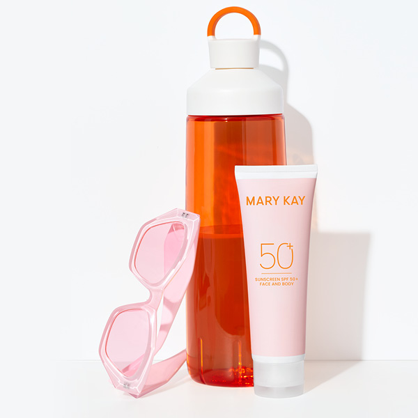 Die SPF 50+ Sonnencreme von Mary Kay (Body and Face), eine orange Trinkflasche und eine rosa Sonnenbrille