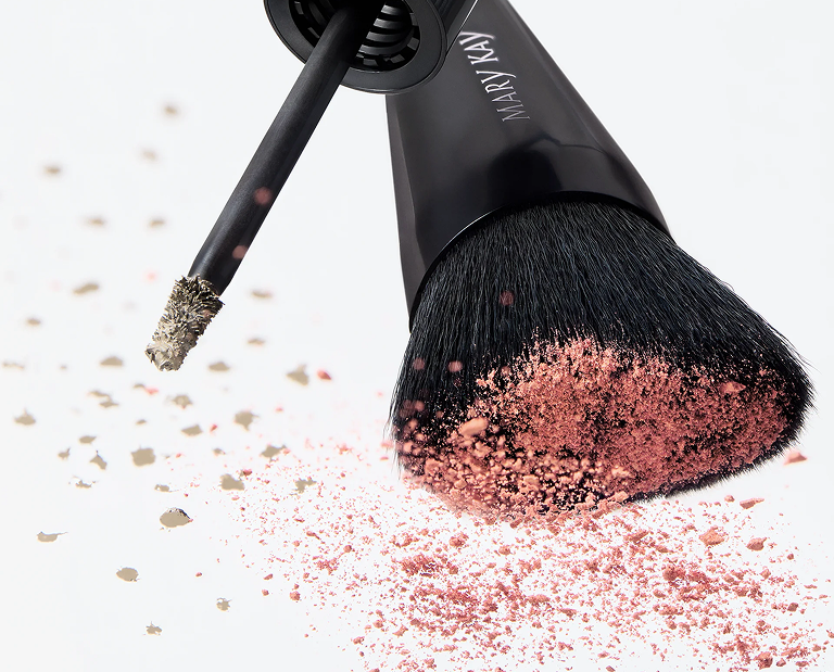 Produkte, die beim Strawberry Make-up Trend verwendet werden: Brow Tint und Blush in einem rosigen Ton (auf einem Mary Kay Pinsel)