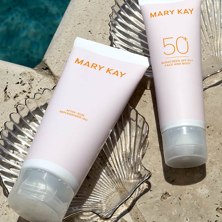 Auf dem Rand eines Pools liegen zwei transparente Schalen in Muscheform, darauf das After Sun Replenishing Gel sowie Sunscreen SPF 50+ Face and Body von Mary Kay