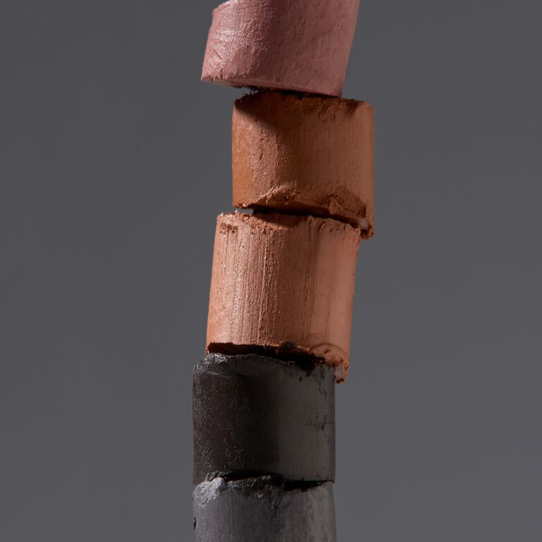 Ein Turm aus allen f&uuml;nf Mary Kay Matte Eye Shadow Stick Farben
