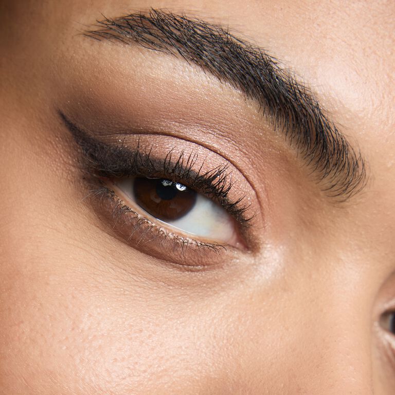 Mary Kay Matte Eye Shadow Stick in Black Obsidian wird als Eyeliner getragen (Nahaufnahme eines geschminkten Auges)