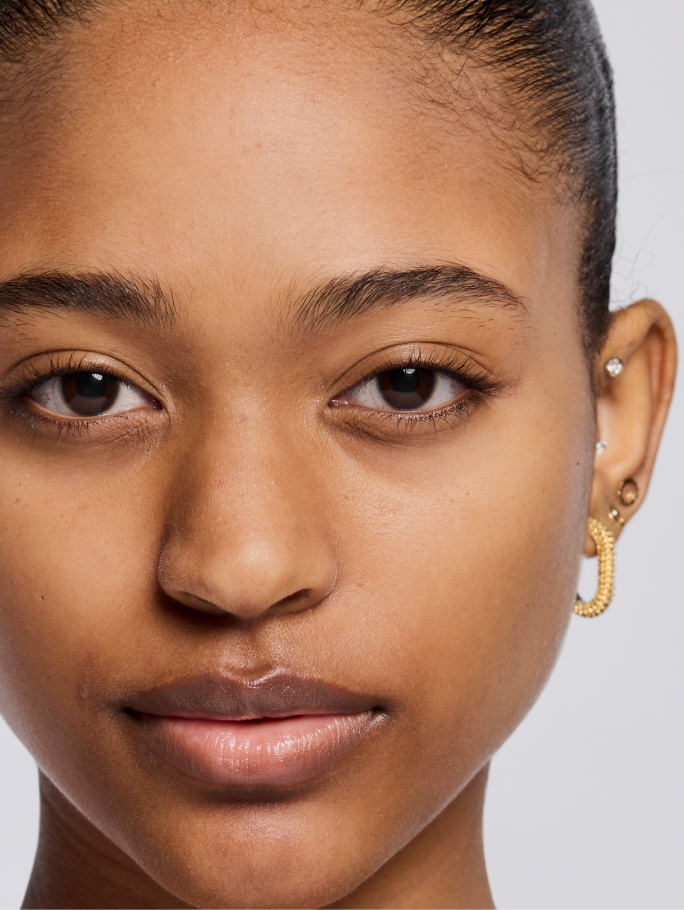 Person mit tieferem Hautton vor dem Auftragen der TimeWise&reg; 3D Foundation.