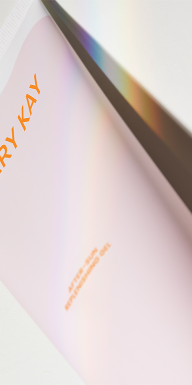 Nahaufnahme der rosa After Sun Replenishing Gel Tube von Mary Kay mit oranger Aufschrift