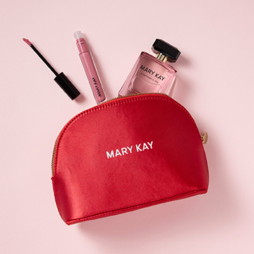 Das Mary Kay Xmas Set "Luxury Winter": Eine rote Beauty Bag, ein rosa Lipgloss sowie das Parfum "Confidently You"