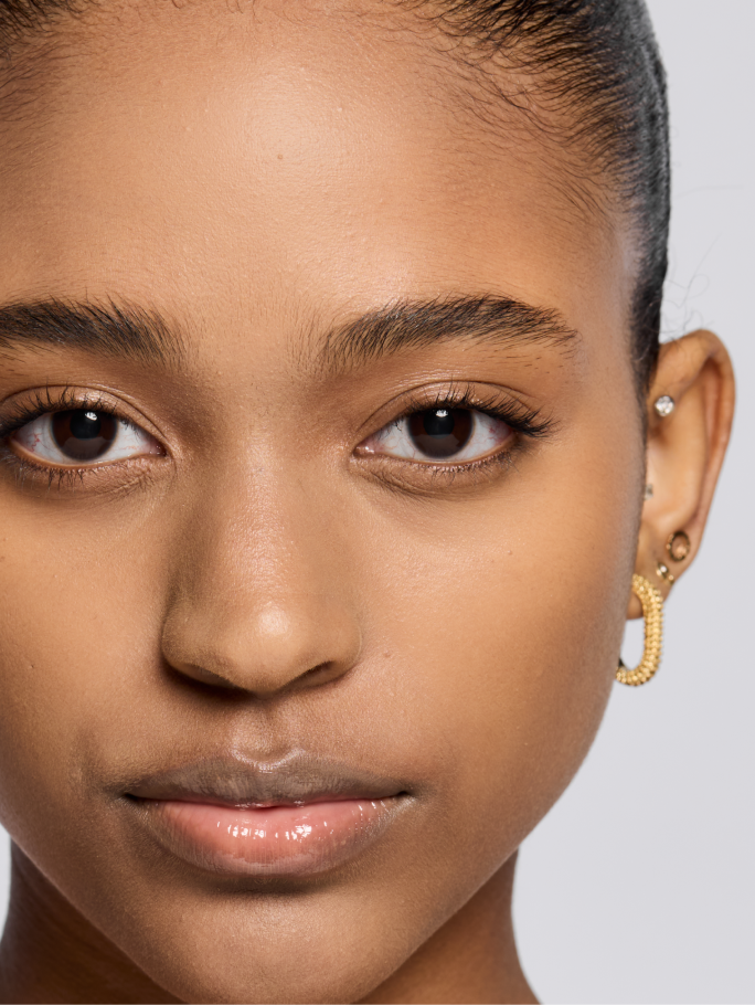 Person mit tieferem Hautton nach dem Auftragen der TimeWise&reg; 3D Foundation.