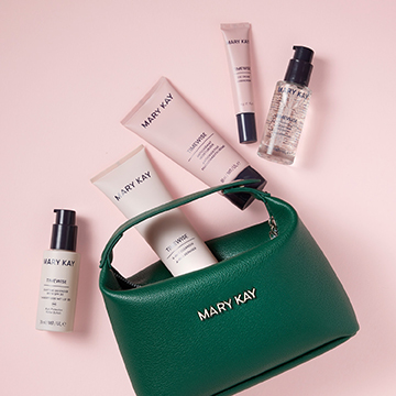 Das Mary Kay Xmas Set "Winter Wonderland": Das "Wunder-Set" (Cleanser, Moisturizer, Eye Cream, Night Solution und Day Protection Serum) in einer gr&uuml;nen Beauty Bag
