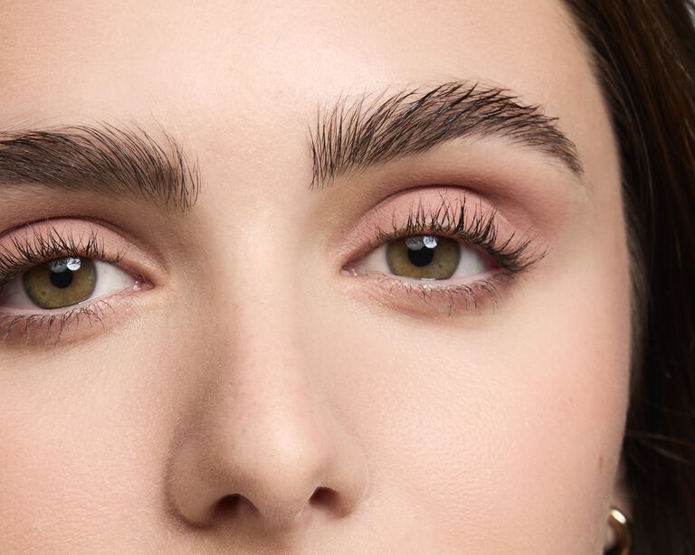 Nahaufnahme einer Frau, die auf den Augenlidern eine helle Base tr&auml;gt (Mary Kay Matte Eyeshadow Stick)