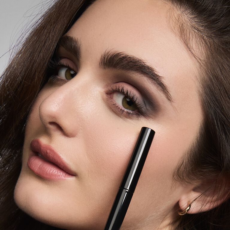 Nahaufnahme einer Frau, die einen Eyeshadow-Look mit den Mary Kay Matte Eye Shadow Sticks tr&auml;gt und das Produkt in der Hand h&auml;lt