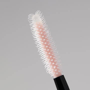 Nahaufnahme des Mascara Applikator B&uuml;rstchens der Mary Kay Lash Love Fanorama Define + Lift Wimperntusche