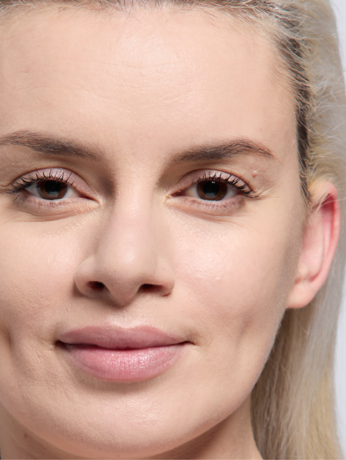 Person mit hellerem Hautton nach dem Auftragen der TimeWise&reg; 3D Foundation.