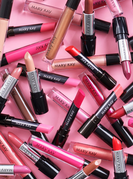 Lippenstifte und Lipgloss von Mary Kay in unterschiedlichen Farben: Rot, Koralle, Nude, Rosa, Pink...