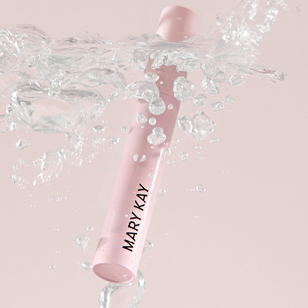 Die rosa Tube der Mary Kay Great Heights Mascara (waterproof) taucht ins Wasser ein