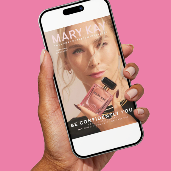 Eine Hand h&auml;lt ein Smartphone, auf dem ein Mary Kay Online Katalog ge&ouml;ffnet ist