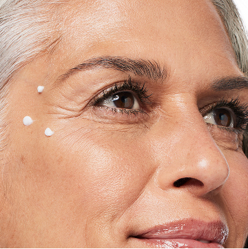 Eine Frau hat an drei Punkten neben den Augen (Augenf&auml;ltchen) den TimeWise Repair Volu-Firm Deep Wrinkle Filler von Mary Kay aufgetragen