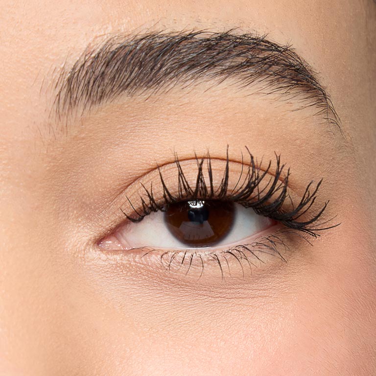 Nahaufnahme der  Wimpern einer Frau, die durch die Great Heights Mascara sehr lang aussehen